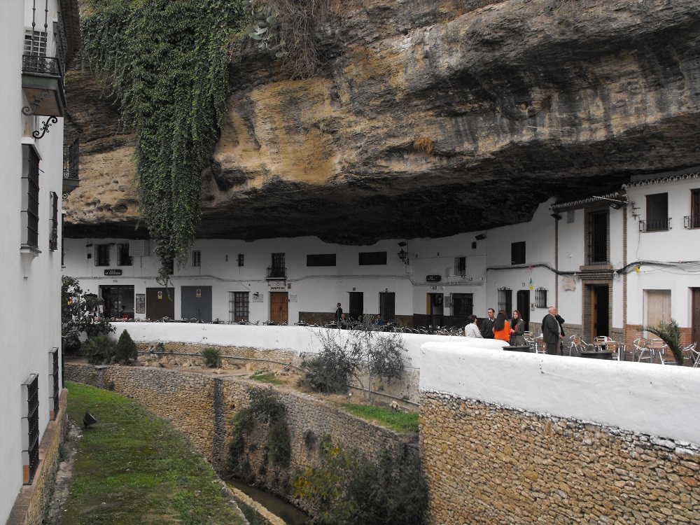 Setenil de las Bodegas – un pueblecito muy peculiar