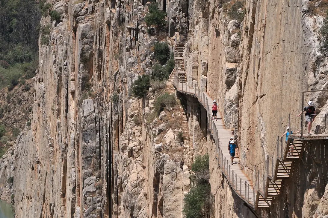 El antiguo Caminito del Rey se puede ver por debajo del nuevo Caminito del Rey